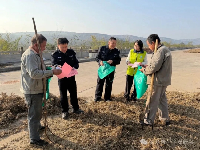府谷公安“零距离”禁毒宣传护农安