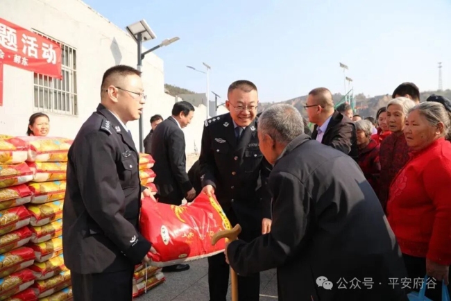 府谷公安：重阳慰问 守护“银发”安康