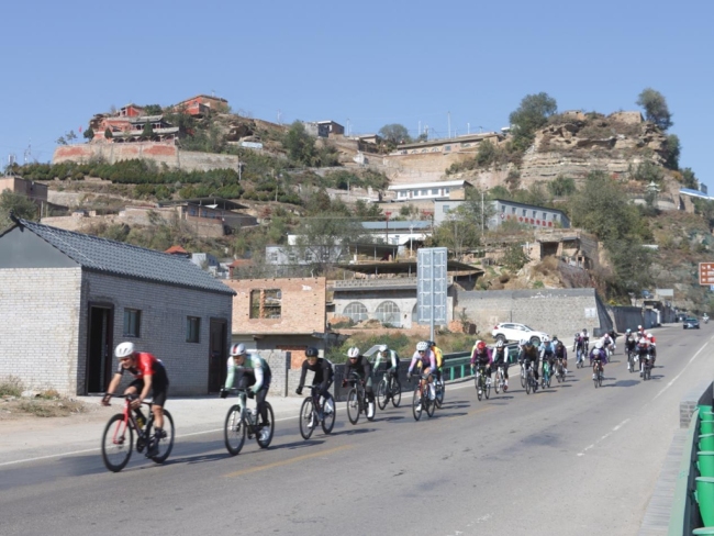 2025中国·榆林第四届沿黄观光路国际自行车赛佳县站开赛