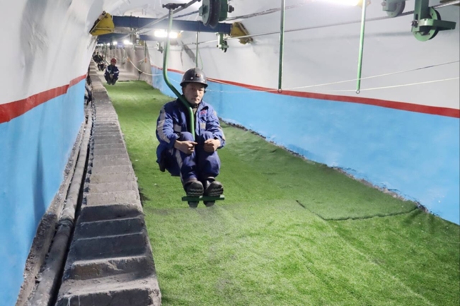 铜川矿业公司柴家沟井:运人暗斜井投入运行 职工入井有了“专座”