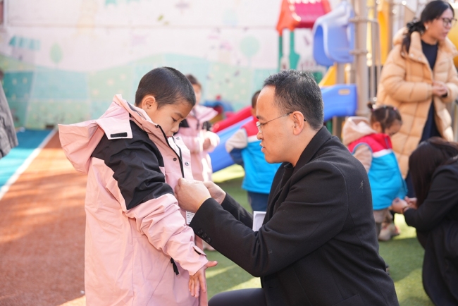 一件冲锋衣，一堂暖心课：志愿者情暖留守儿童