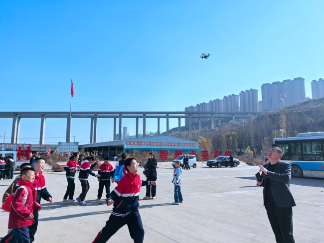 掰玉米、操控无人机——神木学子田间解锁“智慧农业”