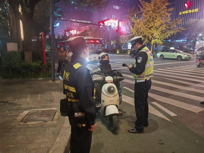 查处非法载客、劝离占道经营 西安经开区开展道路安全专项整治