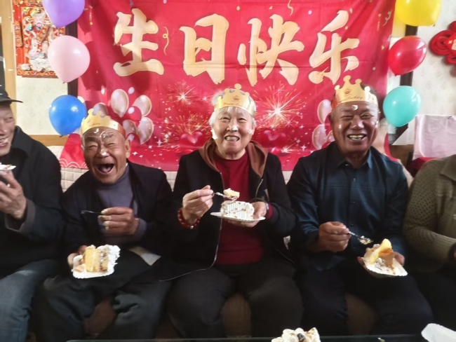 窑洞里的第一块蛋糕甜透留守老人心——“合力暖银龄”立冬送暖佳县山沟