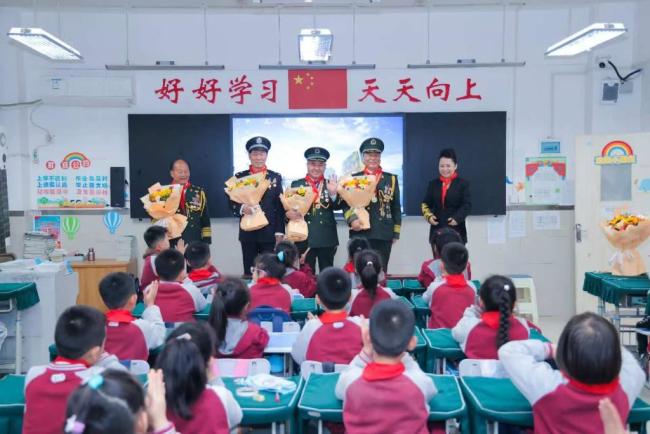 “银发宣讲团”进校园主题活动走进火箭军工程大学附属小学