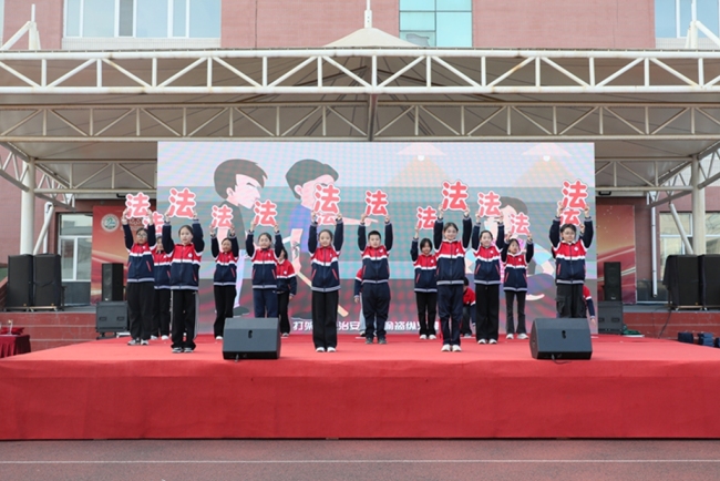 法治护航成长 护苗伴行青春——神木市校园普法活动走进锦界中学