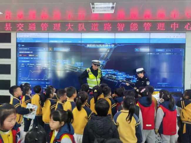 萌娃进警营,安全“童”行记 萌娃进警营,安全“童”行记