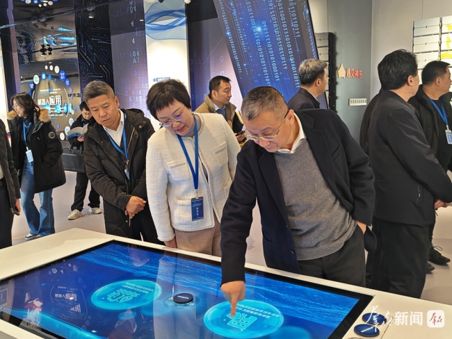 政协委员参观神东煤炭集团党建文化中心。