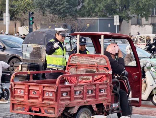 西安经开区开展两三轮车非法载客专项整治行动