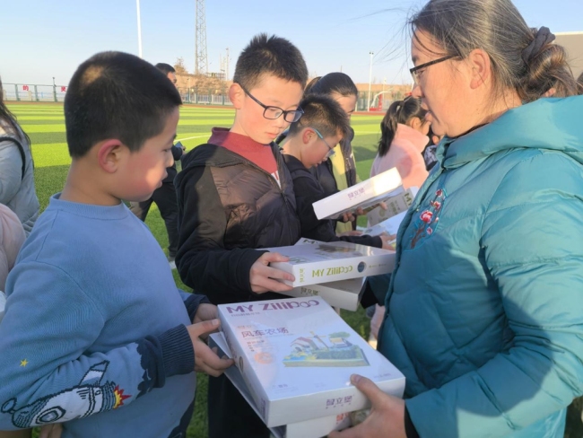 陕西佳县开展“运动促成长 趣味乐童年”亲子活动