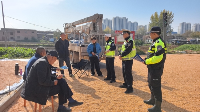 西安经开交管“暖冬护行”，织密交通安全防护网