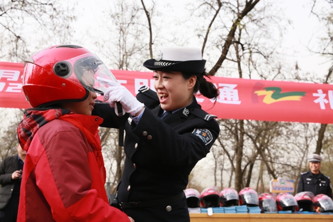 宝鸡眉县两级交警联合开展交通安全主题宣传活动