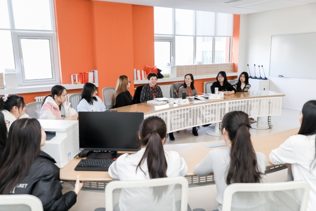 专家组访谈师生