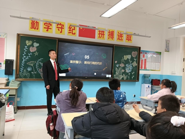 与法“童”行 护航成长 府谷法院“法治课”走进第四小学