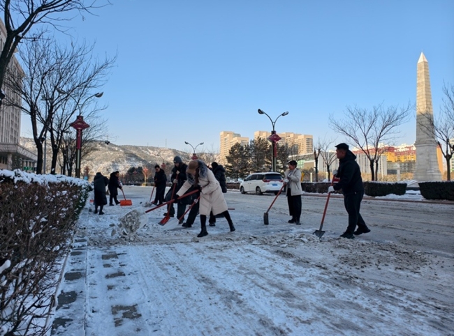 陕西神木：闻“雪”而动 向“雪”而行 全城合力筑牢出行安全防线