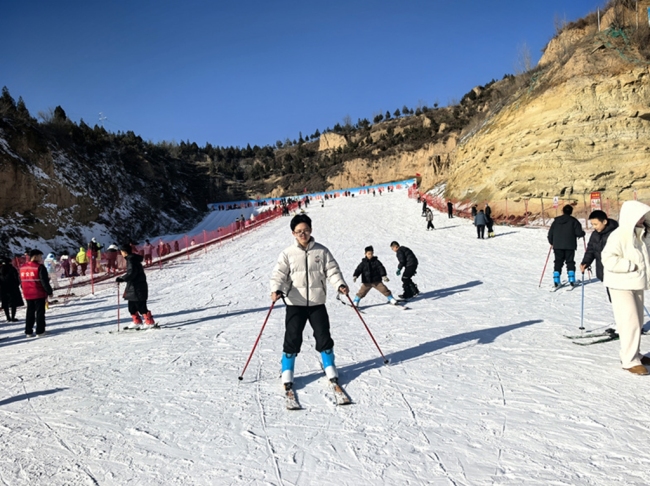 冰雪逐趣暖意浓 神木市滑雪场掀起冬日运动热潮