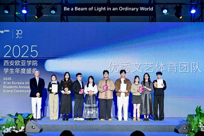 副校长孙建荣教授为优秀文艺体育团队颁奖