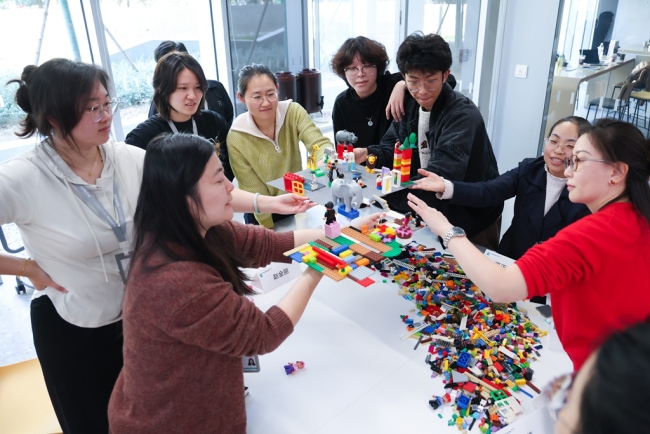 2025年11月，欧亚数据科学学院、通识教育学院与学生发展处联合开展“什么是良好学习体验”为主题的融合设计思维与LSP引导技术的跨角色工作坊，探索多方协同育人实践。