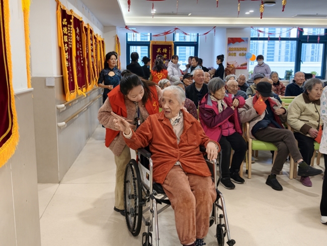 西安经开区元旦温情行动:银龄志愿团队走进养老院送暖意