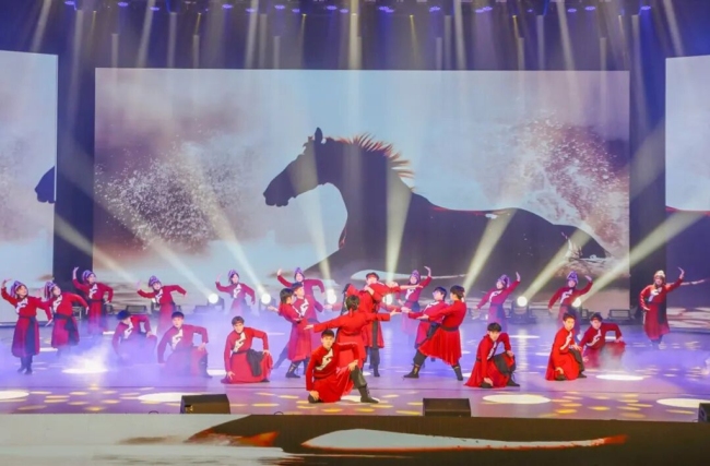 民族舞《万马奔腾》