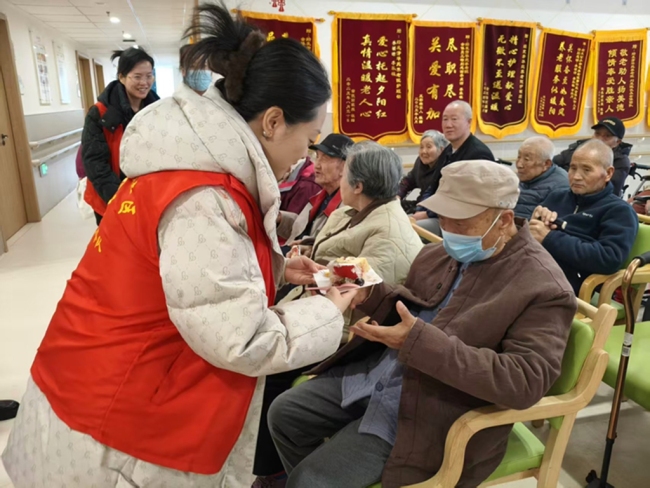 西安经开区元旦温情行动:银龄志愿团队走进养老院送暖意