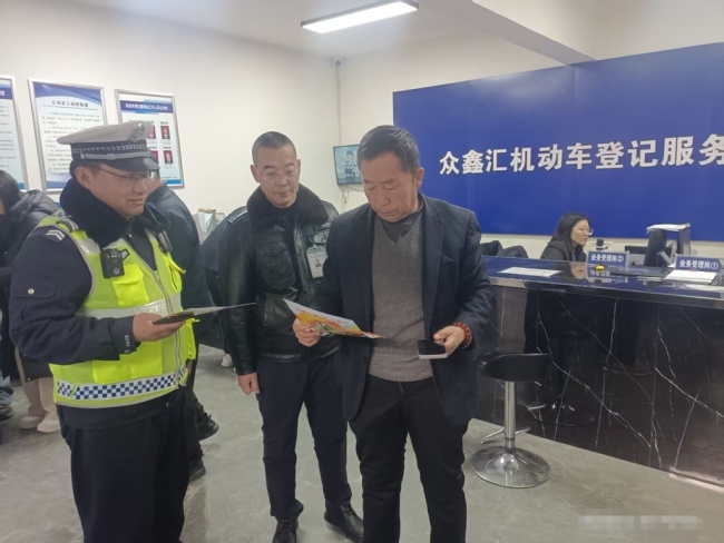 陕西府谷县交管大队：党员服务进站点 交通安全“驻”心间