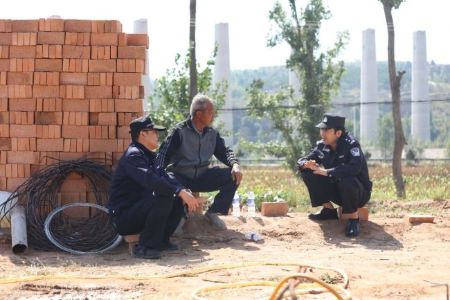 府谷公安：“百千工程”筑基提质 警民携手绘就平安新“枫”景