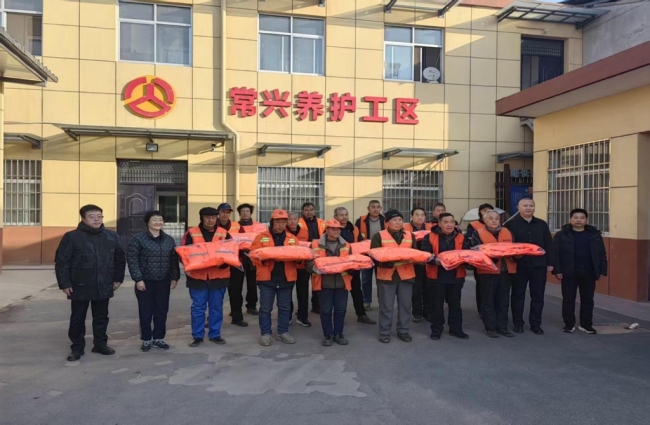 宝鸡市农路中心主任卢婷、副主任高维新慰问眉县一线养护工