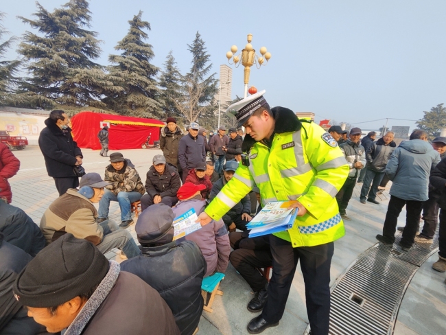 宝鸡眉县：村委换届选举现场开展交通安全宣传