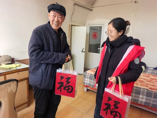 陕西神木市鸳鸯塔社区开展“腊八福米送到家 社区关怀暖万家”主题活动