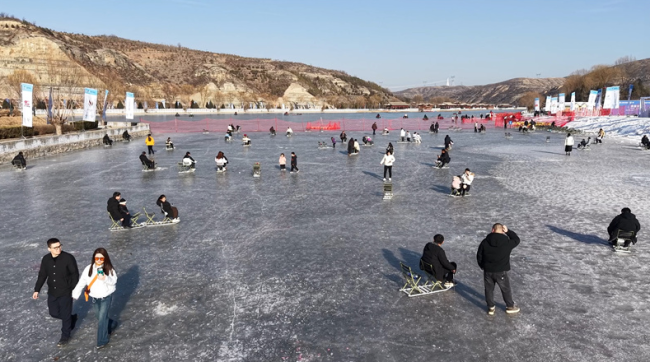 陕西神木:碧麟湾冰上项目多点开花 解锁冰雪乐趣新体验