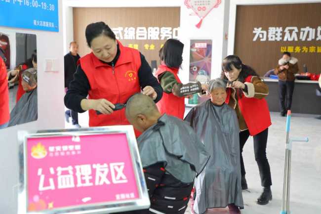 宜园社区“星火邻里帮”志愿服务集市暖心开市 新春便民服务情暖宜君