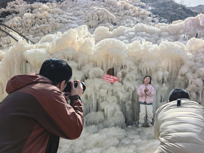 陕西波浪谷景区：年味浓 人气旺