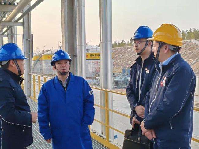 延长石油炼化公司纪委书记郭平刚深入定盐榆炼接卸中心检查指导