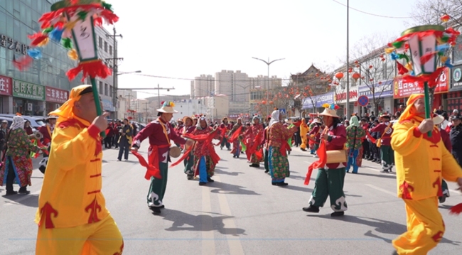 榆林市横山区响水镇李家楼村、响水镇便民服务中心张存有地村腰鼓队亮相城区秧歌汇演