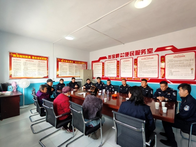 陕西府谷县公安局城郊派出所党员活动日开展敬老志愿服务