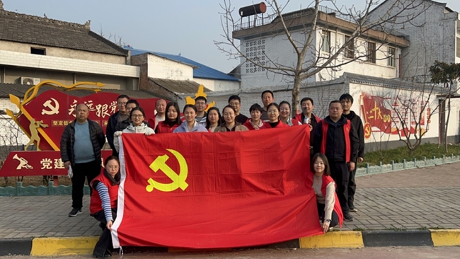 眉县槐芽镇开展“爱绿、植绿、护绿”主题党日活动