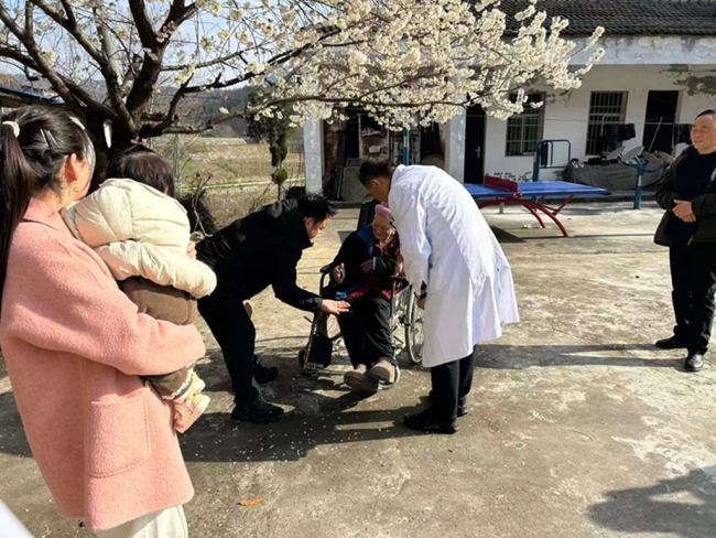 石泉县残联：学雷锋践初心 上门办证暖民心