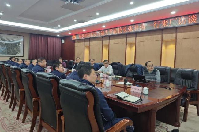 西安石油大学副校长张君涛一行到延长石油延安炼油厂进行座谈交流