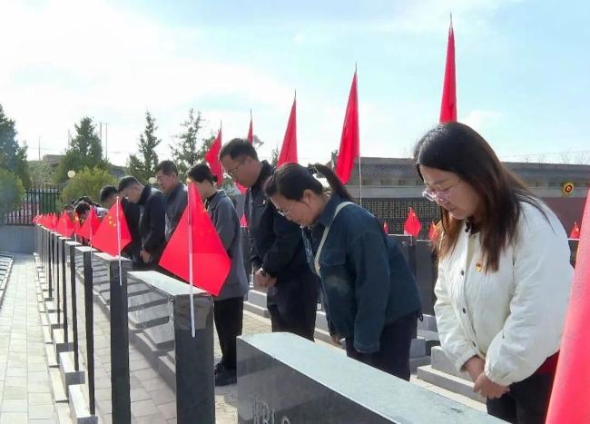 吴堡县多部门开展清明祭扫活动