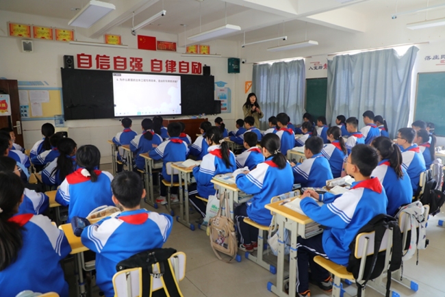 三尺讲台守初心 四季耕耘育桃李——专访宜君县第一中学教师杨培珍