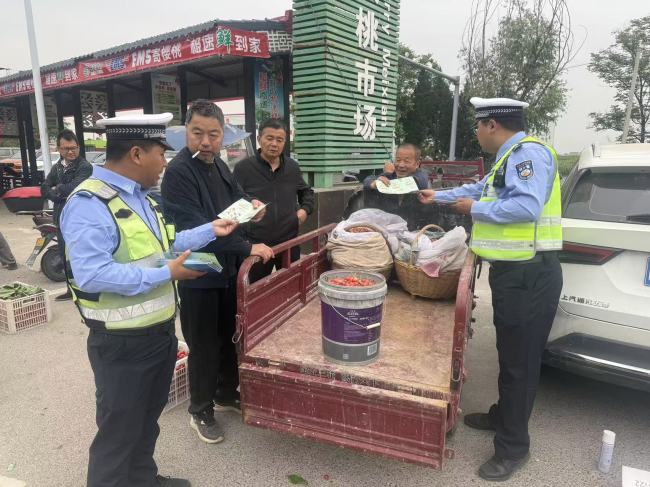 陕西眉县：樱桃市场人气旺，交警“吆喝”安全账