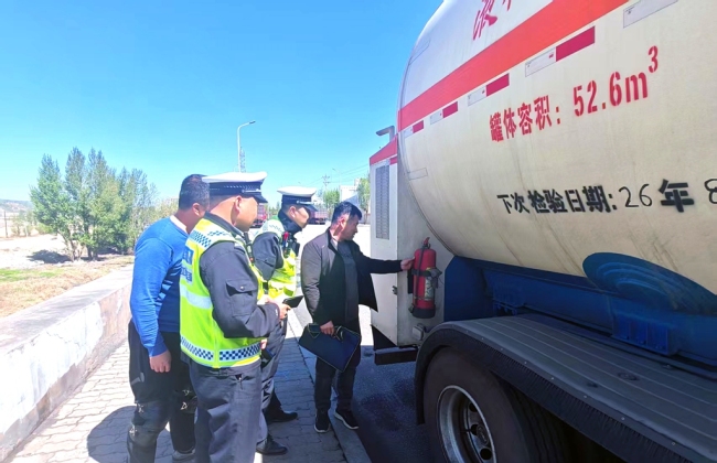 府谷公安交管大队：“宣传+整治”筑牢危化品运输安全防线