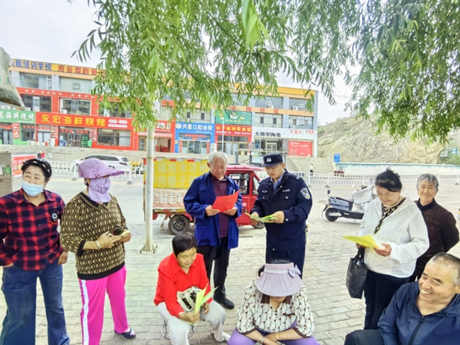 府谷公安政通路派出所：反诈扫黑齐宣传 筑牢辖区平安防线