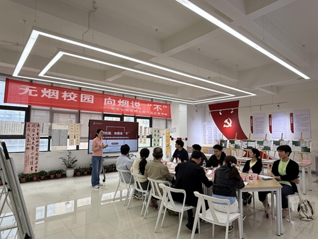 陕师大学生与宿管阿姨携手,倡导“无烟校园,向烟说‘不’”