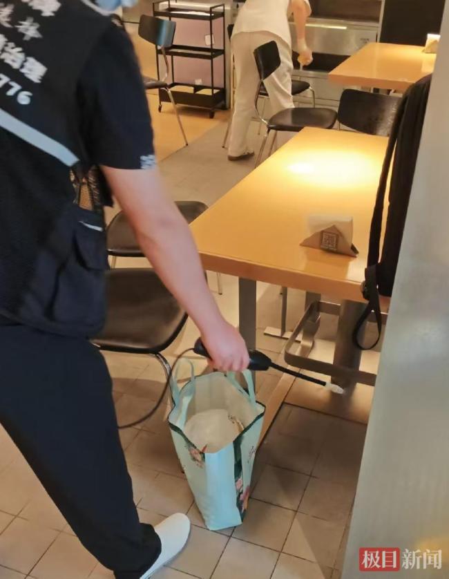 西安一餐厅被曝宠物狗上桌吃盘餐，当天停业消杀，店员：已执行犬只禁入规定