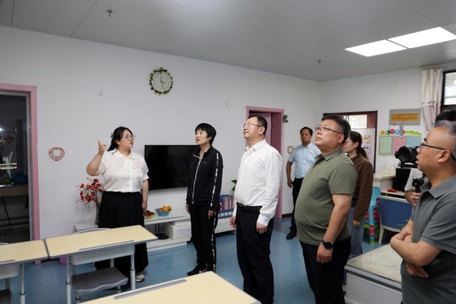 秦东魁一行调研慰问宝鸡市儿童福利院