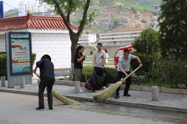 清淤一线显担当:绥德法院干警全力以“复”恢复城区面貌