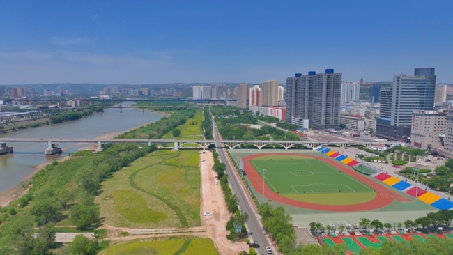 府谷：扩容车位便利出行 提质游园温暖民心
