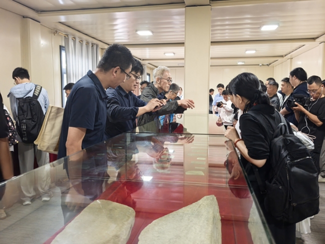 考古专家学者实地考察石峁遗址